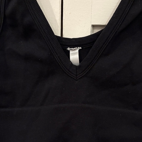 Black Deep V-Neck Cropped Top - Picture 6 of 11